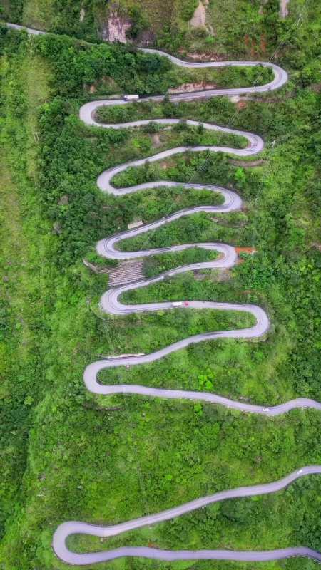 这首歌和这条路很配蜿蜒曲折的山路风景迷人昭通鲁甸梭山十八拐摄影