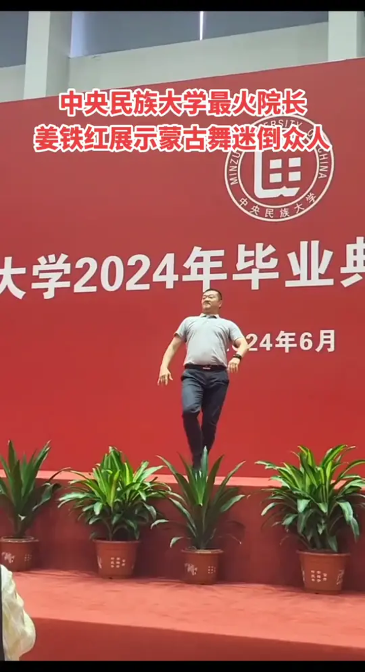 大叔虽大腹便便,丝毫不影响舞姿风度翩翩