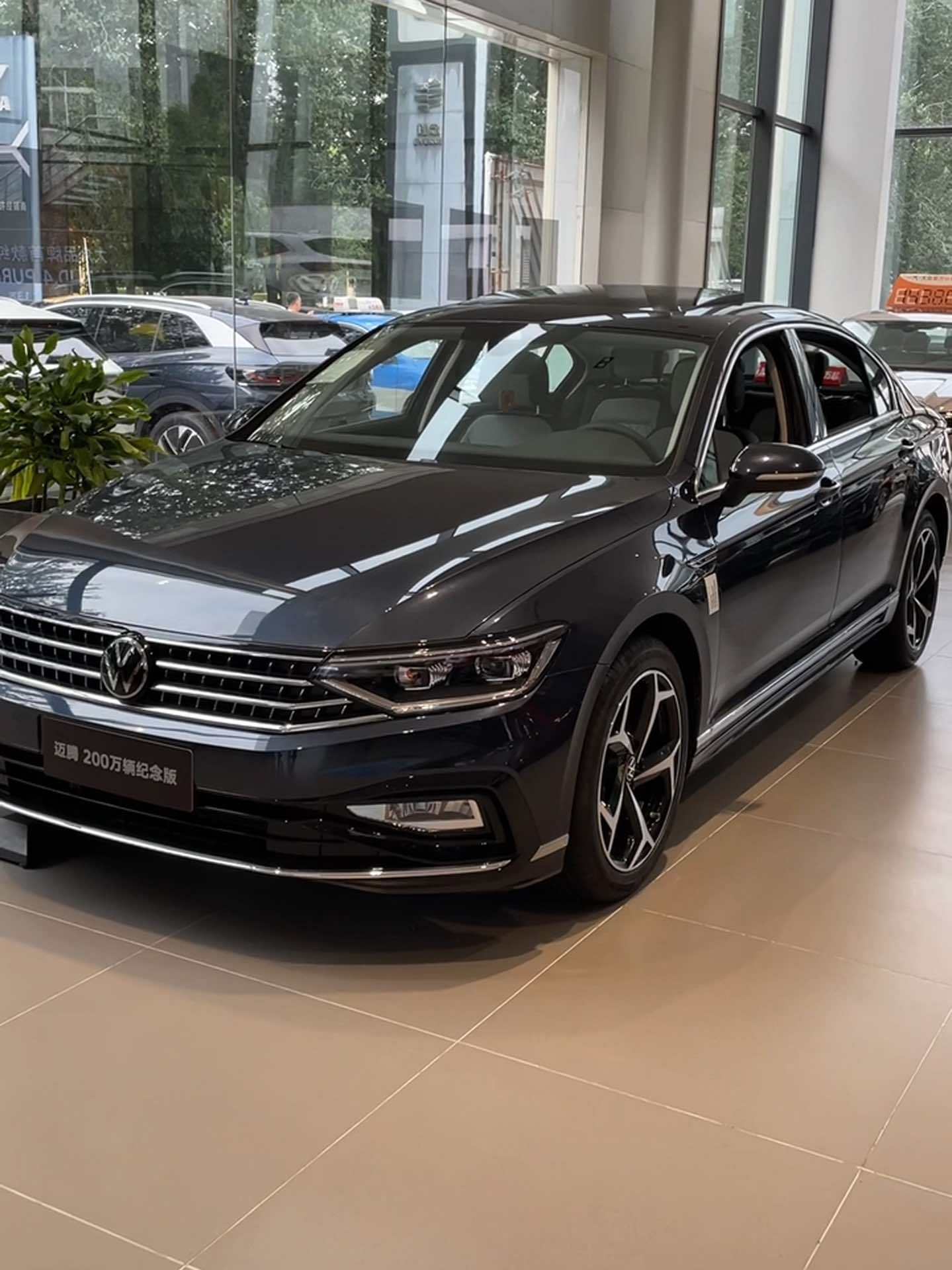 马路上看到的90%是黑色,这个颜色喜欢吗 乘风2023同款座驾 迈腾b8 抖