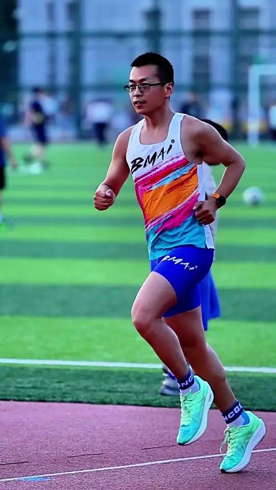 前路漫漫,能选择的只有风雨兼程