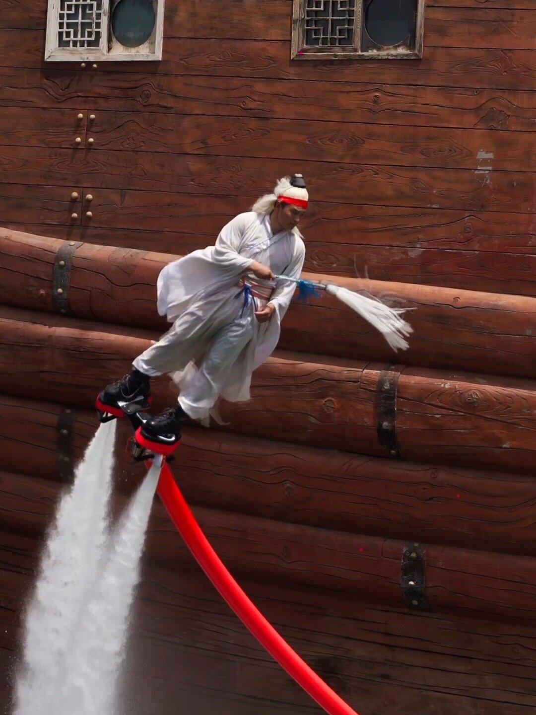 古有神仙腾云驾雾,今有大侠驭水飞行