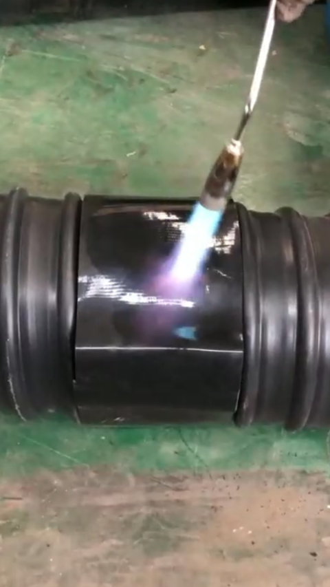 钢带增强波纹管的热收缩套连接过程