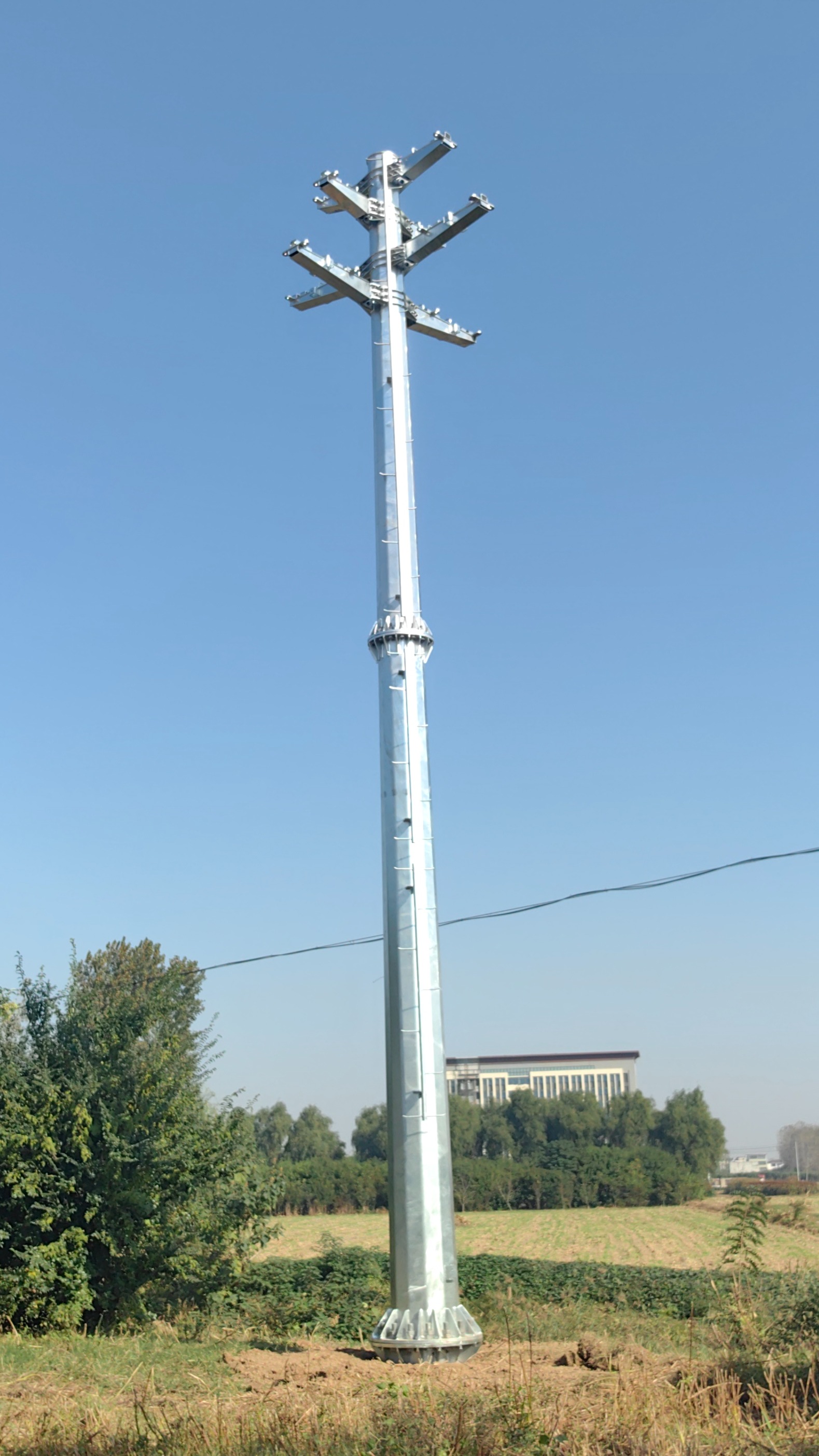 焊接中的电力钢杆