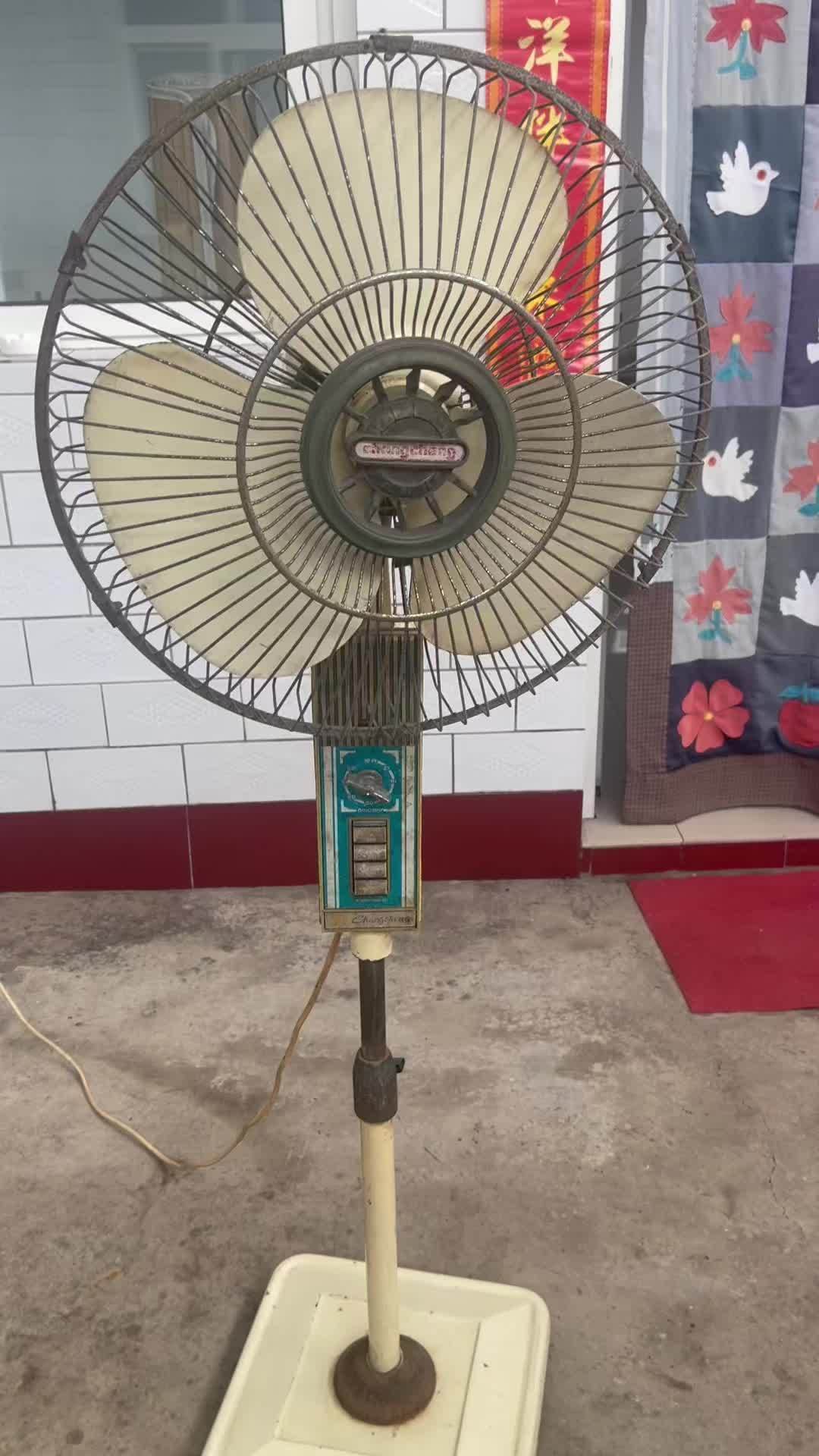 老物件老情怀风扇风扇大热天年代感童年回忆家里就这条件比我岁数还大