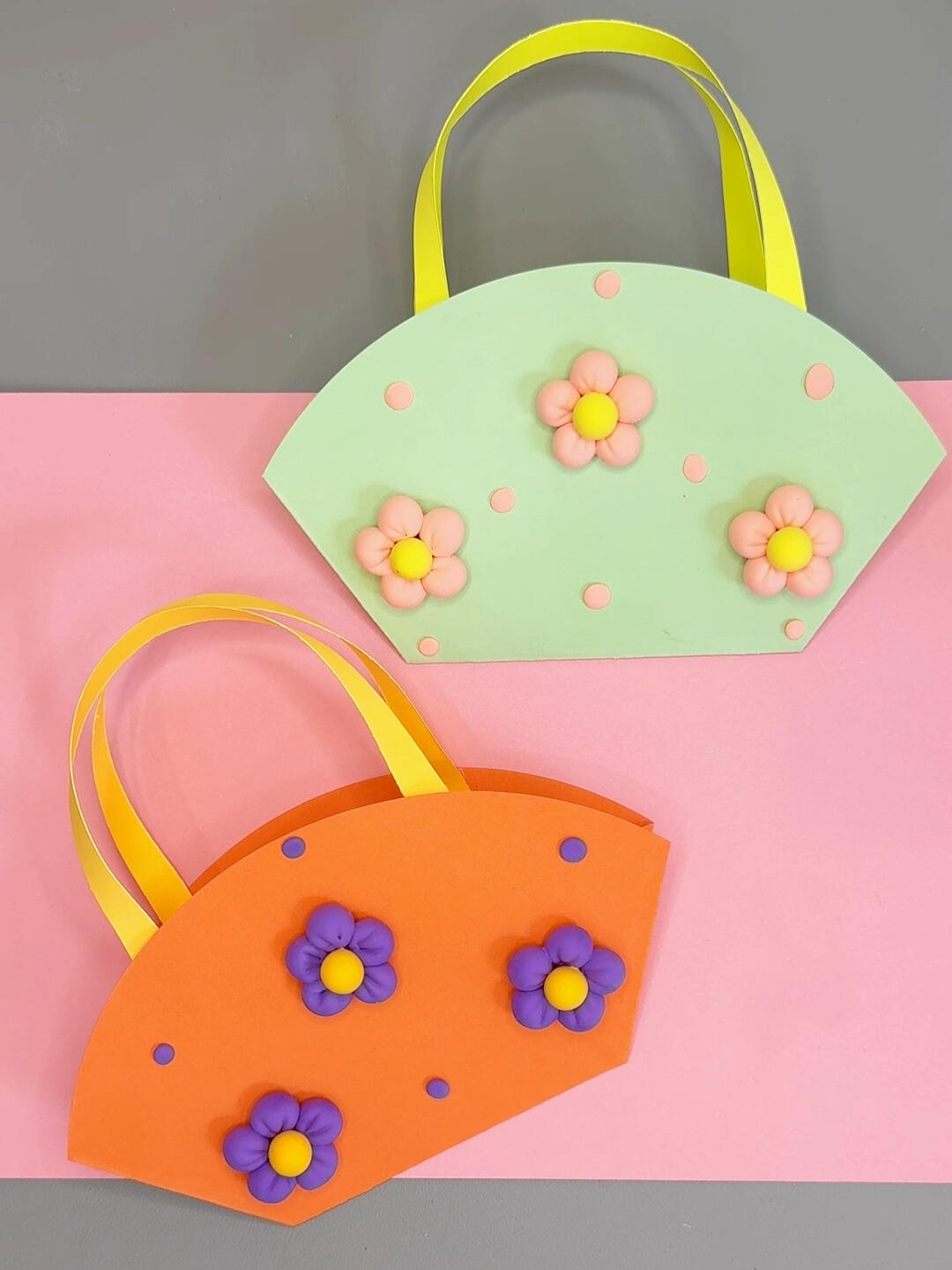 女神节手工,用圆形卡纸做两个手提包!