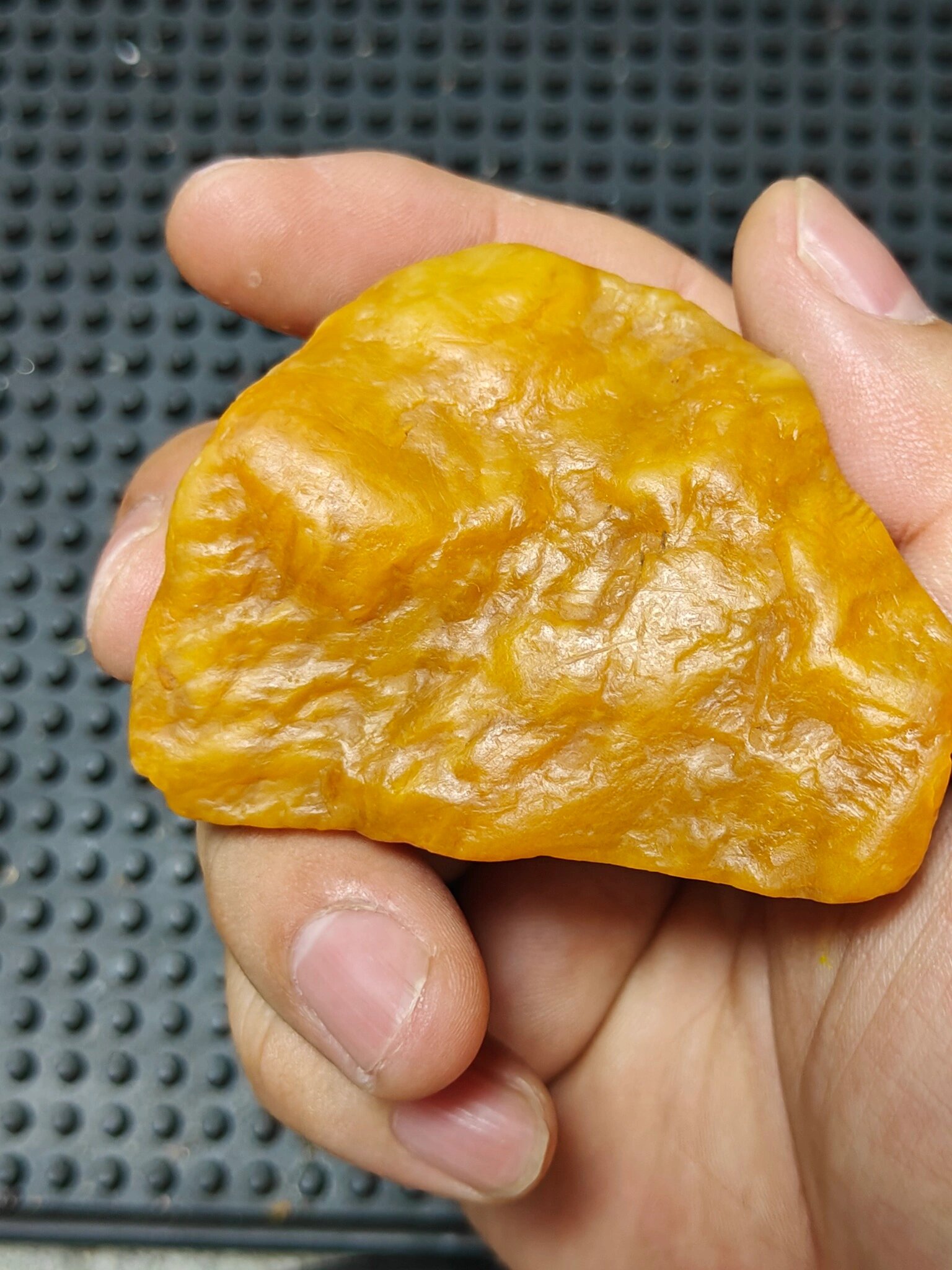 老挝北部老矿原石128.9克 麦芽黄结晶地