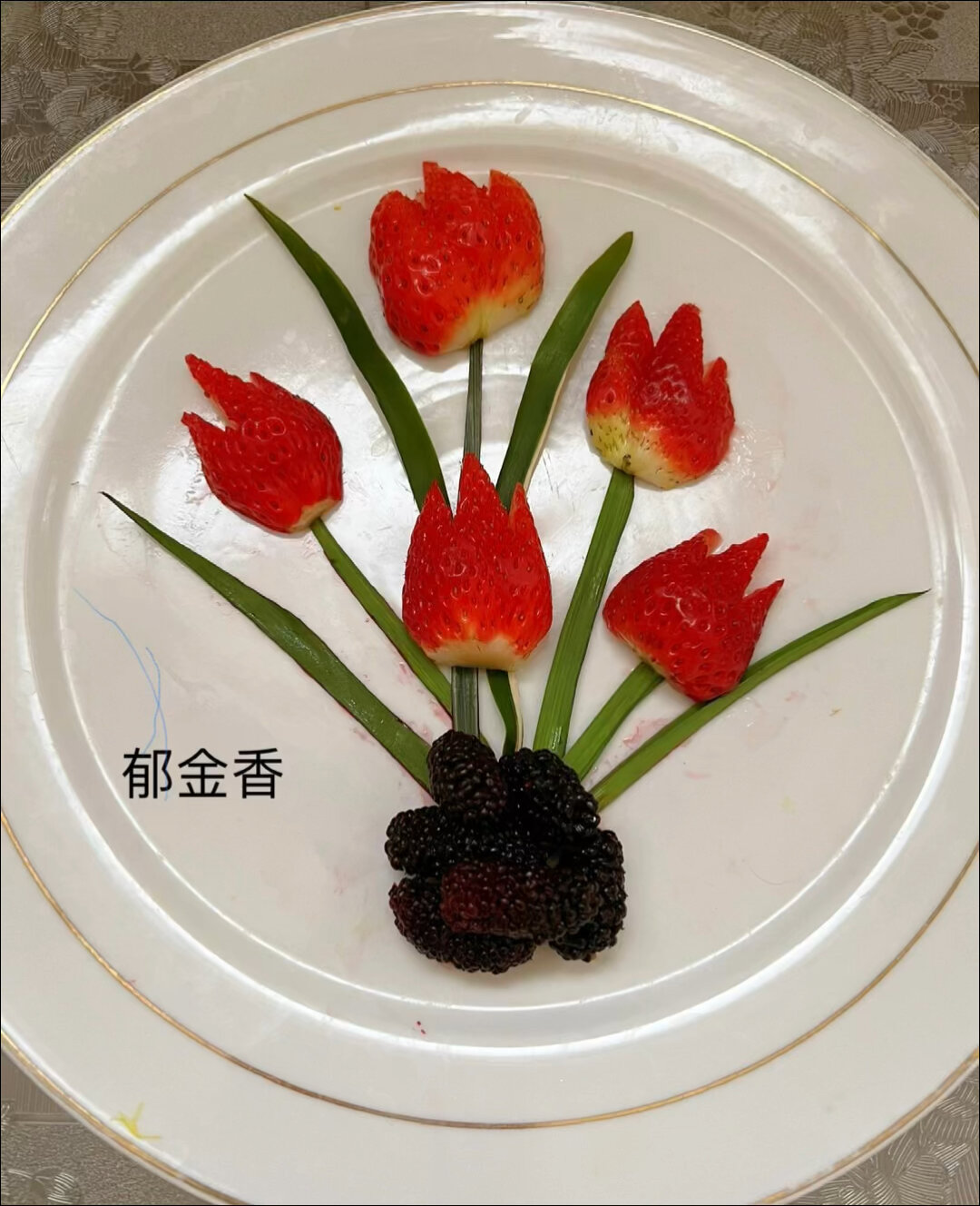 草莓桔子水果拼盘