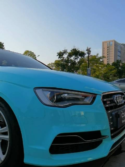 奥迪s3搭配车衣裳白金蒂芙尼蓝车身改色膜,一辆性能小钢炮又复活了 我