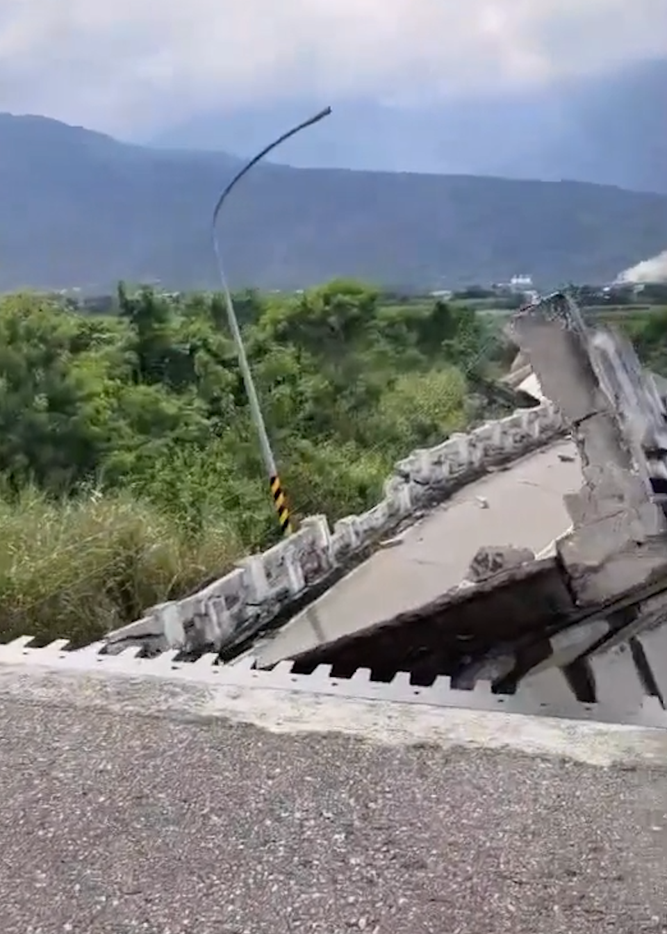 台媒台花莲大桥因地震断成数截民众卡在桥中央等待援救