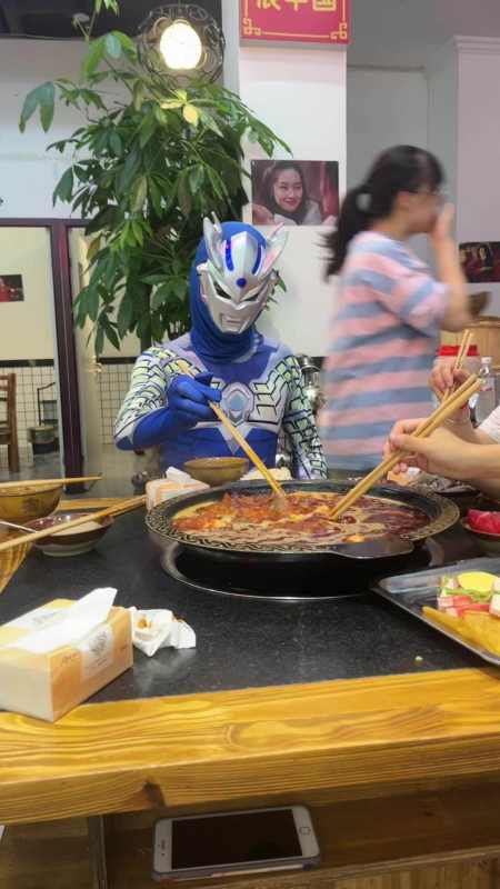 奥特曼也来我们无兄弟不火锅吃火锅了 989898 无兄弟不火锅筠连