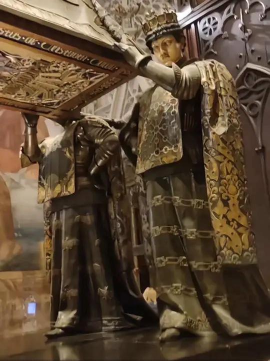 哥伦布墓"四王抬棺" 是由西班牙四大古国国王一起抬起,位于西班牙