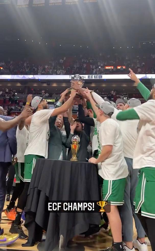 凯尔特人队捧起东部冠军奖杯!