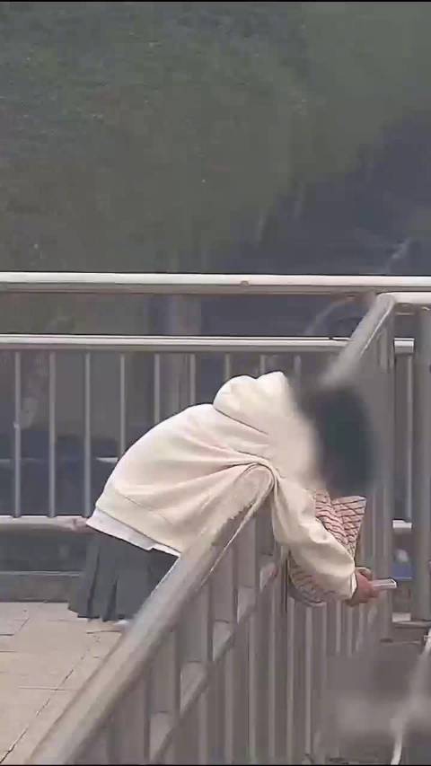 轻生女子跳桥」近日,广东广州,一女子趴在大桥栏杆上有跳河轻生的意图