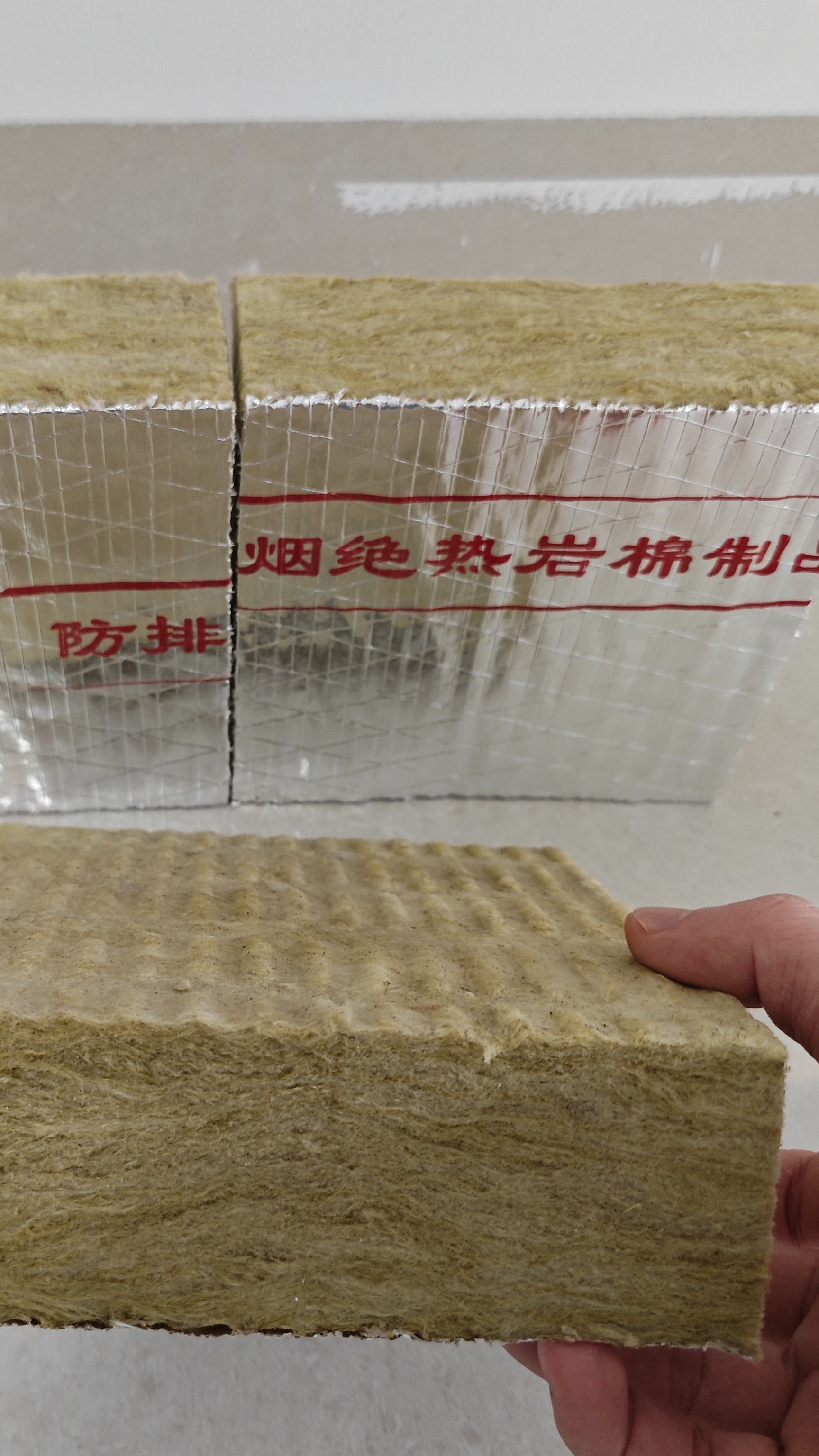 幕墙岩棉板生产厂家告诉你竖丝岩棉与横丝岩棉的区别