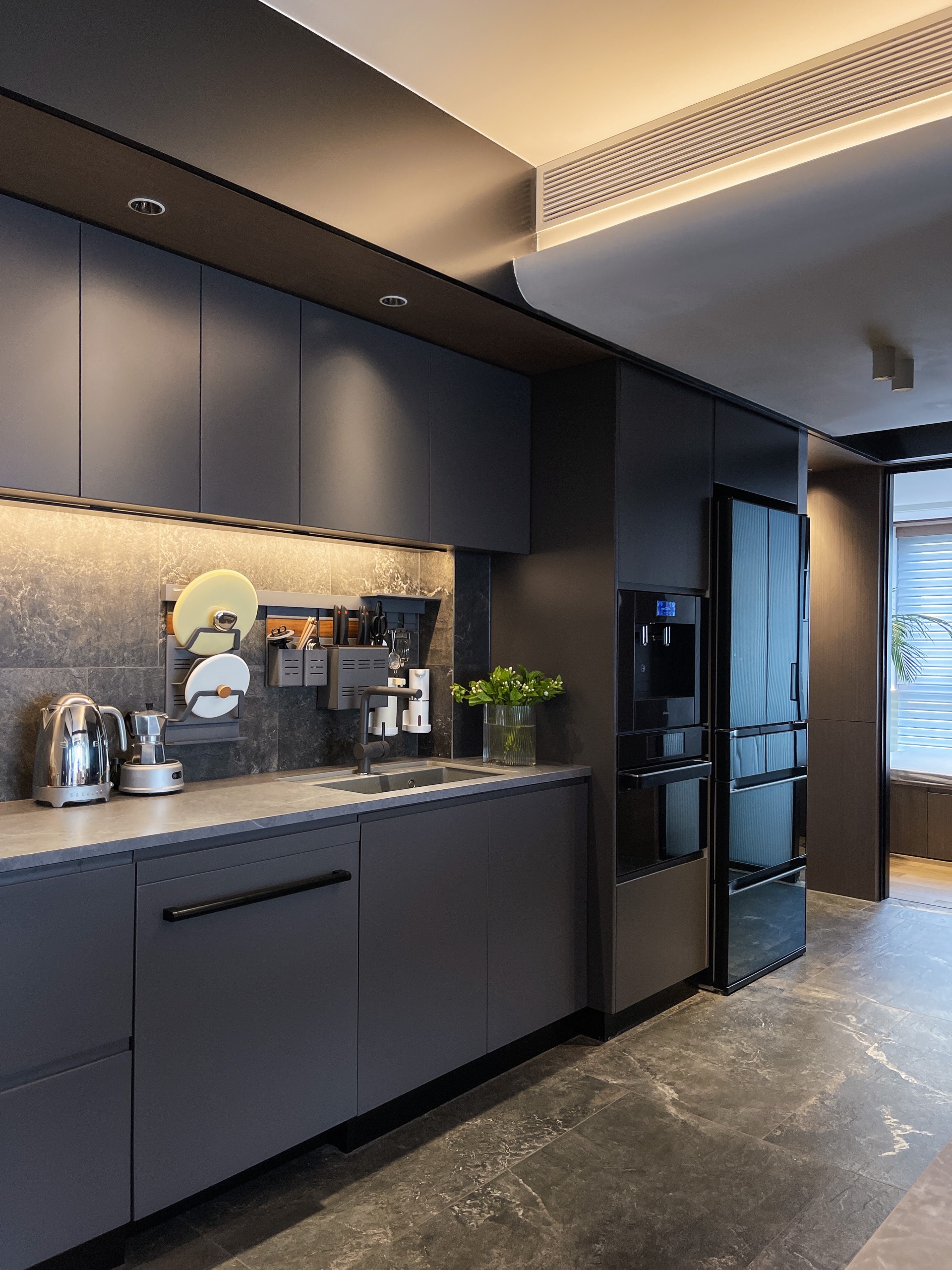 打造高级感开放式厨房,你需要一个极简高柜