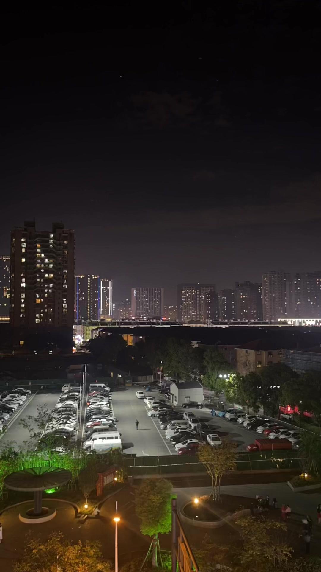 上有天堂 下有苏杭,杭州下沙大学城夜韵 城市夜晚霓虹灯璀璨