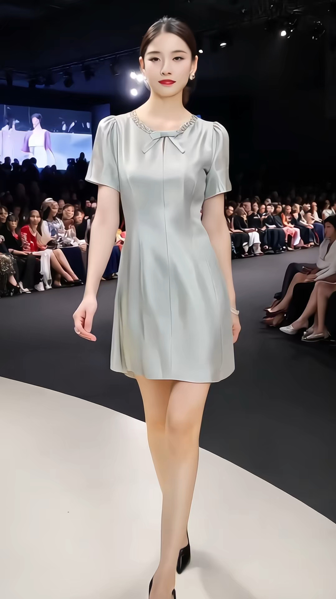 美女在t台上走秀展示服装