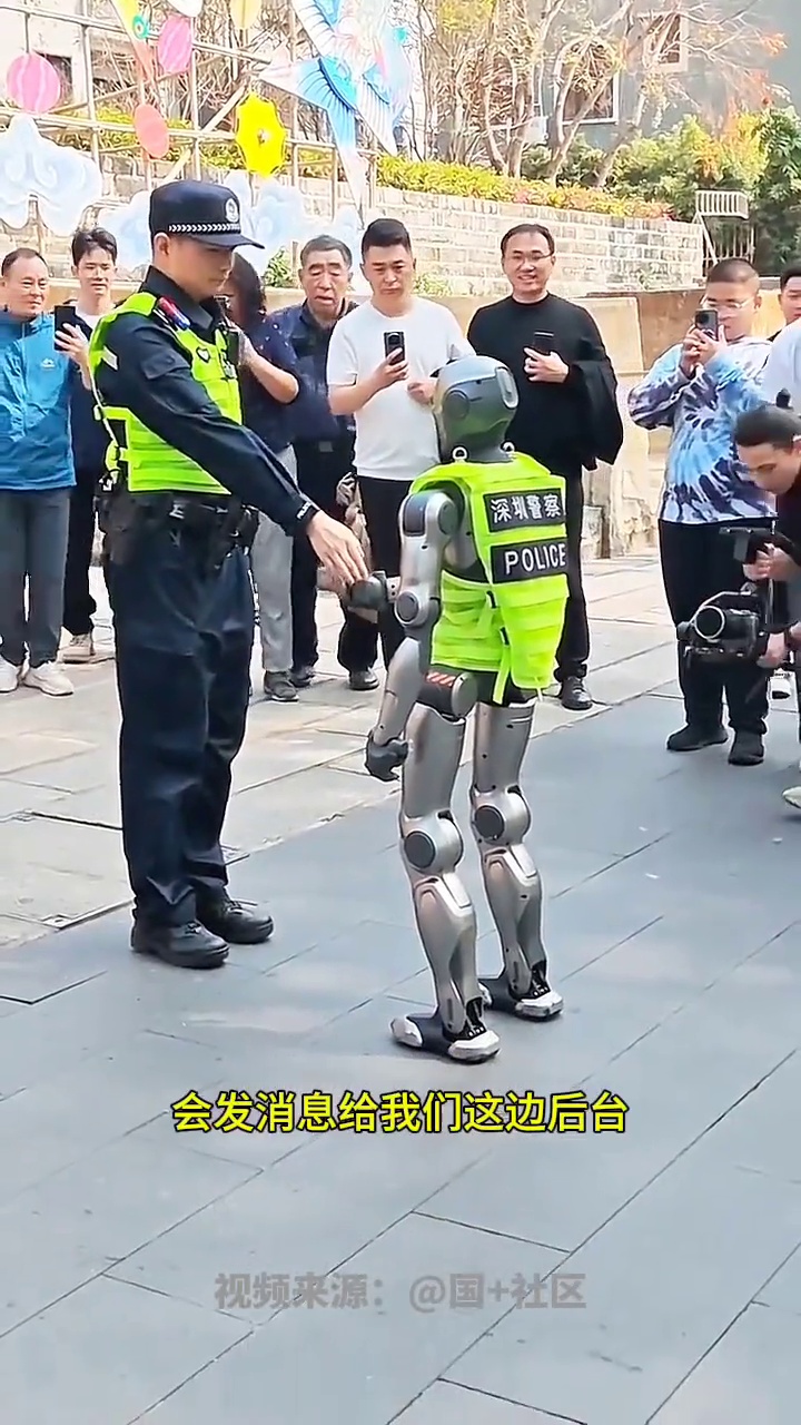 机器人警察在深圳街头执勤,科技感爆棚引众人围观,派出所:能够第一