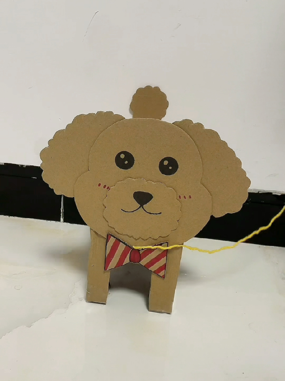 可爱的纸箱狗狗