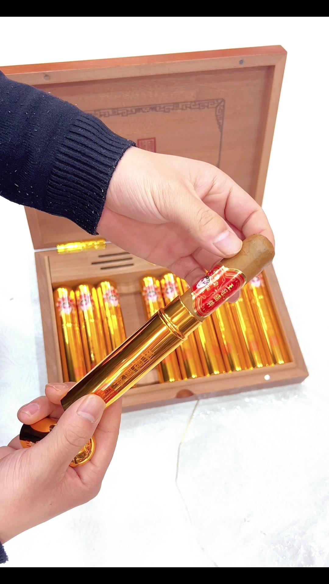 王冠大国粹,大铝管,大木盒,重约3.