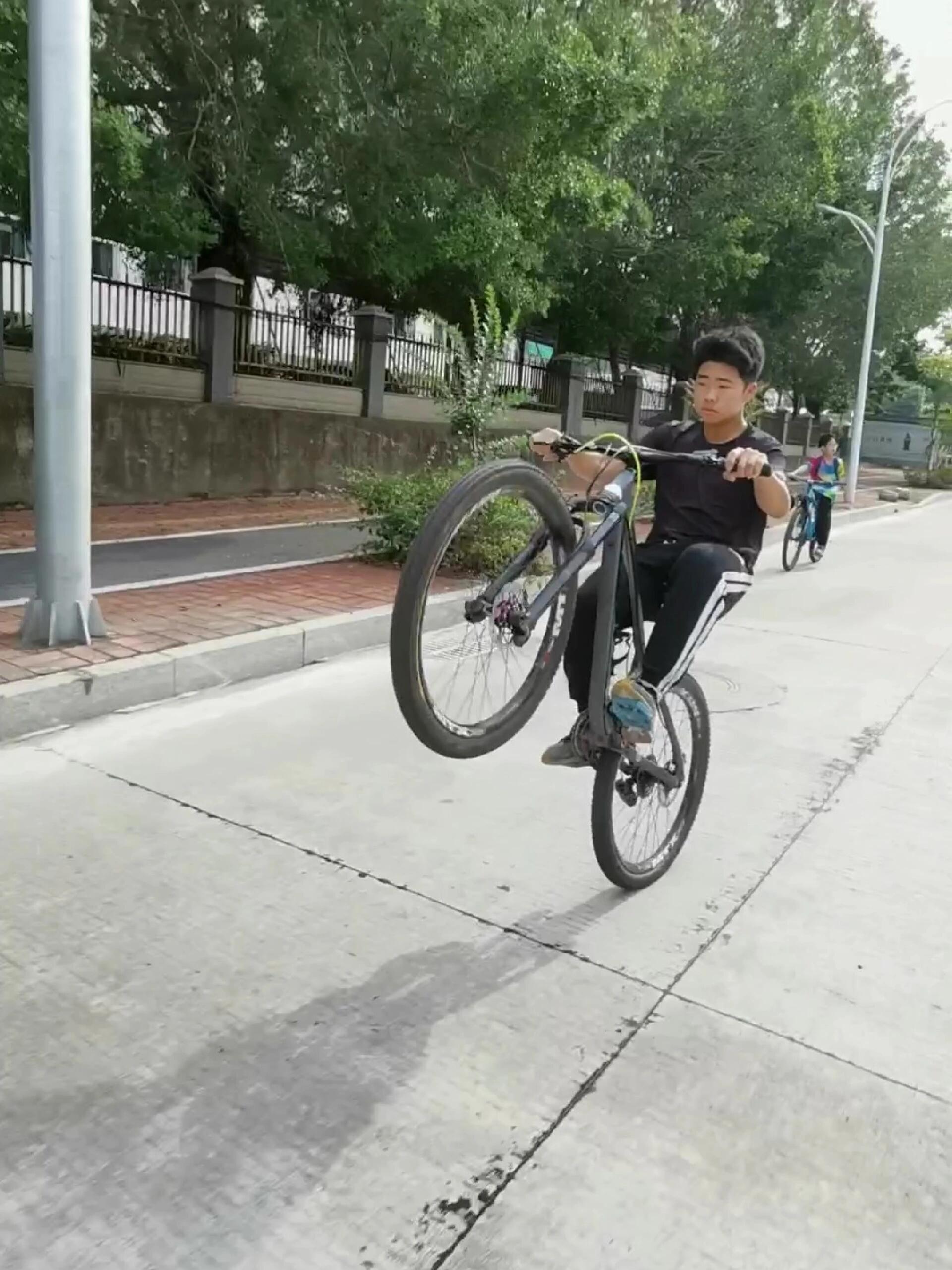 翘头己成为少年的标准动作