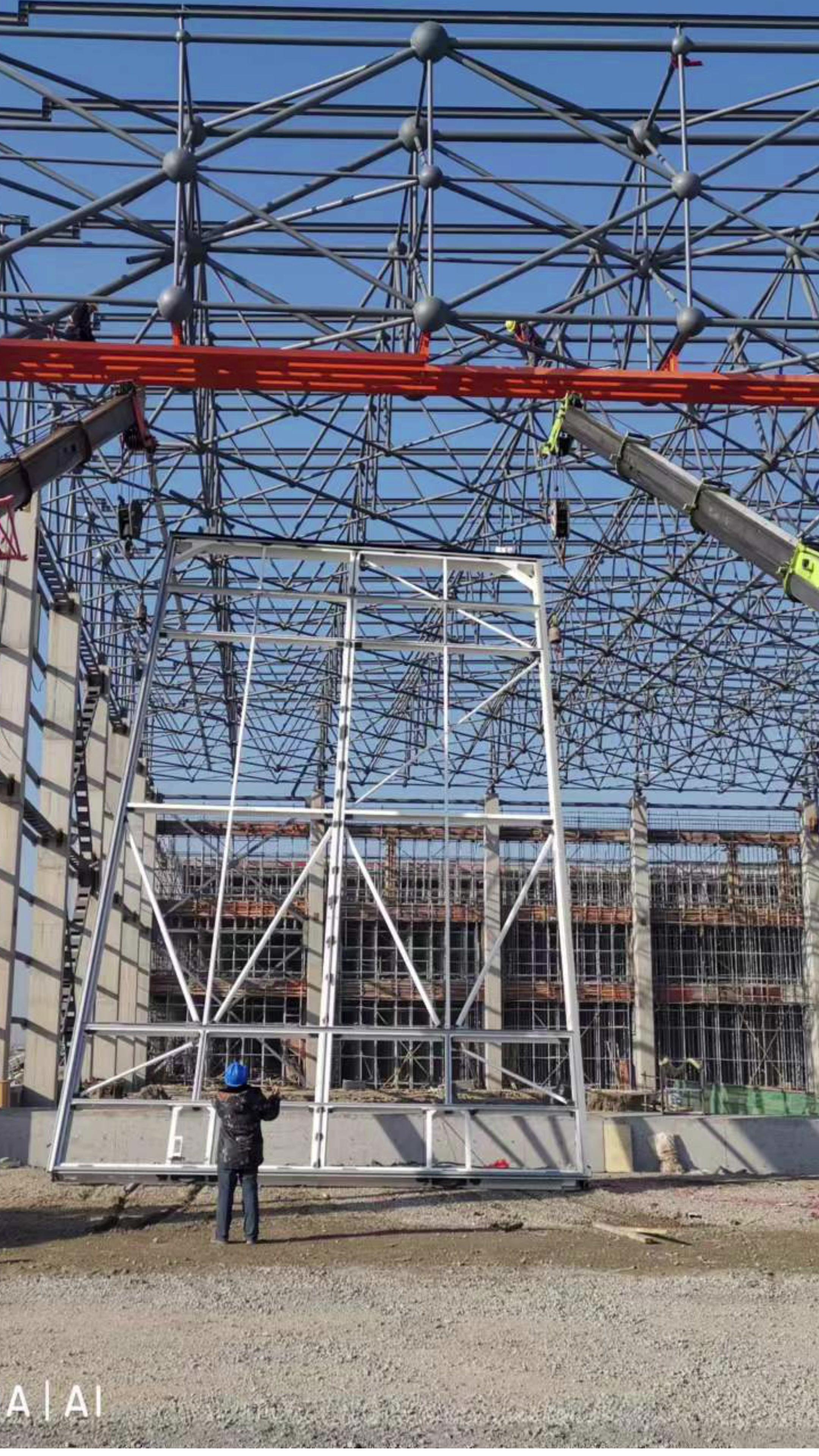 扬州春秋航空机库大门顺利吊装 宝通门业 飞机库门 推拉门 推拉门吊装