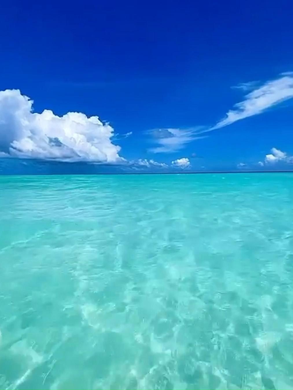 大海 一起看海 清澈见底的水 蓝色治愈系 蓝天白云定会如期而至-度小