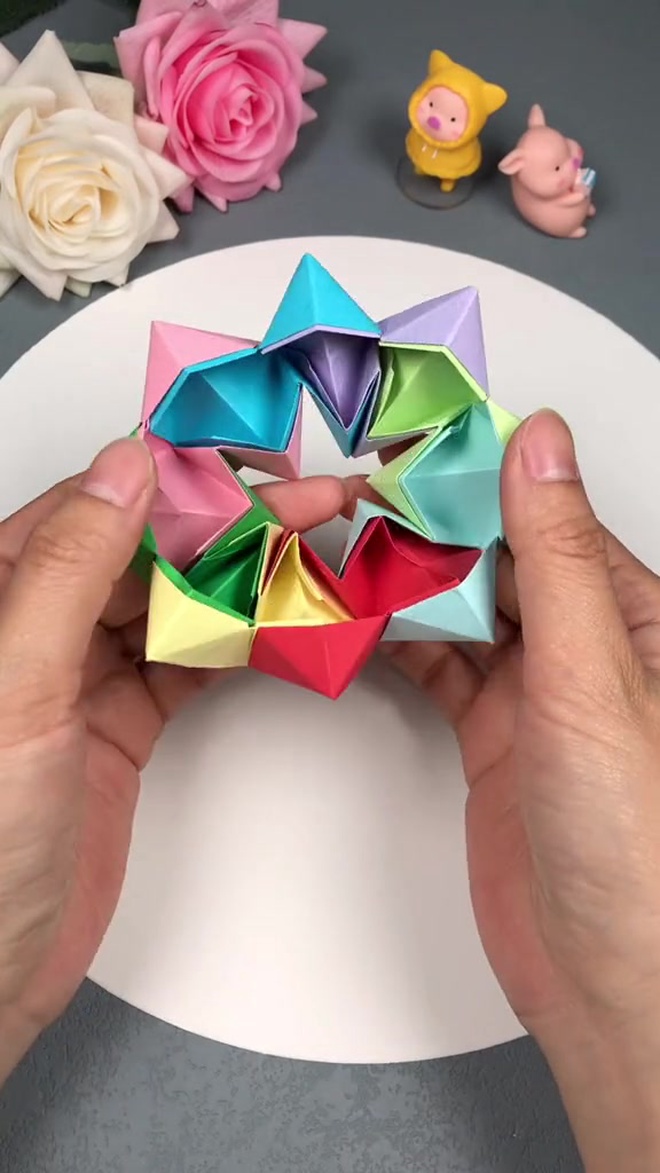 拿几张手工纸来折一个无限翻翻乐吧,好解压呀!