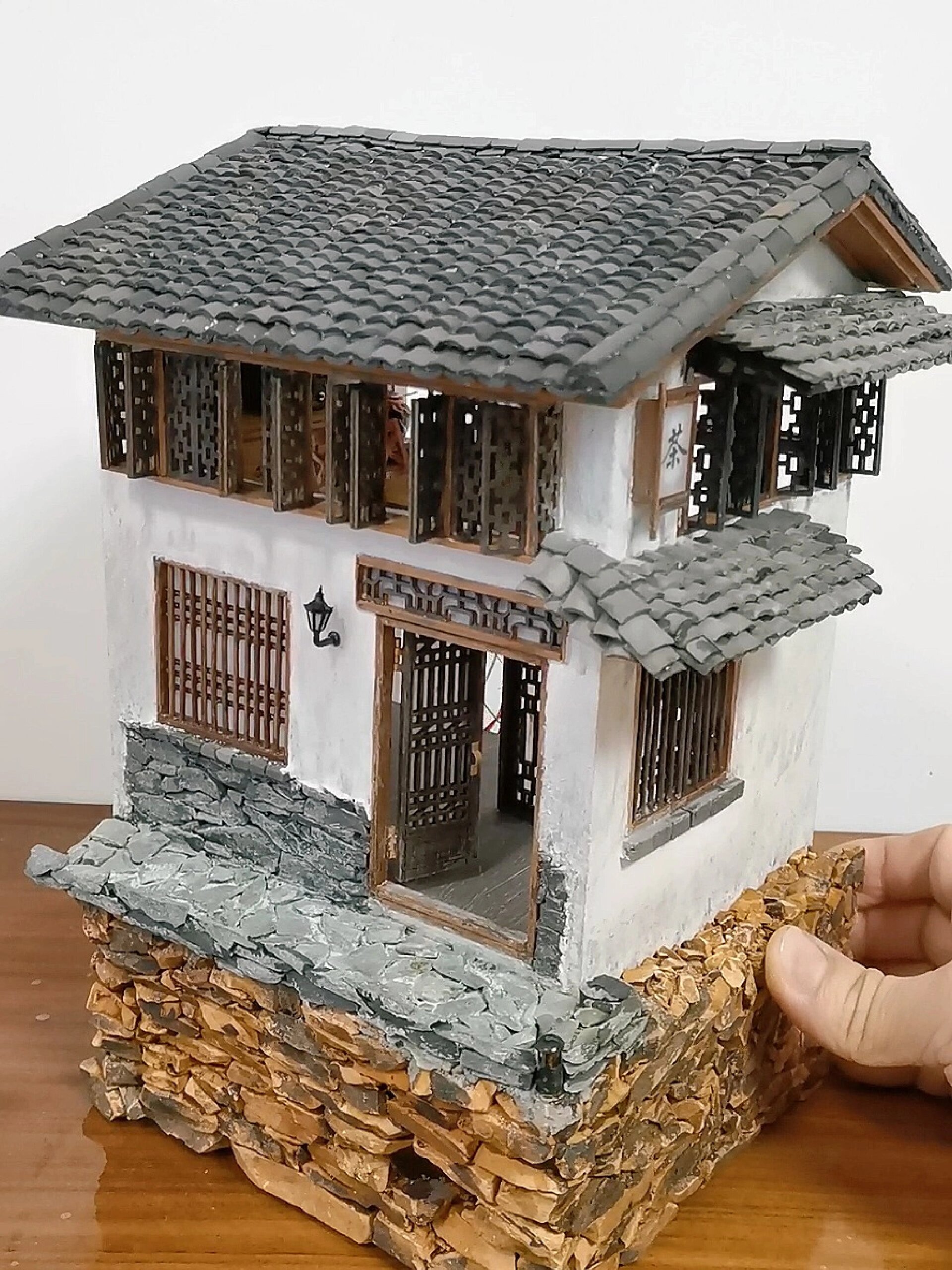 手工制作江南水乡灰瓦白墙的建筑