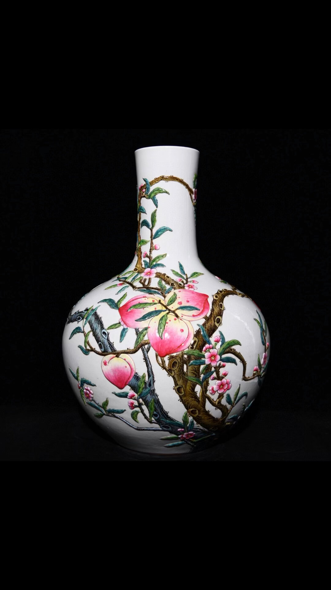 清乾隆浮雕粉彩九桃纹天球瓶高57cm直径43cm