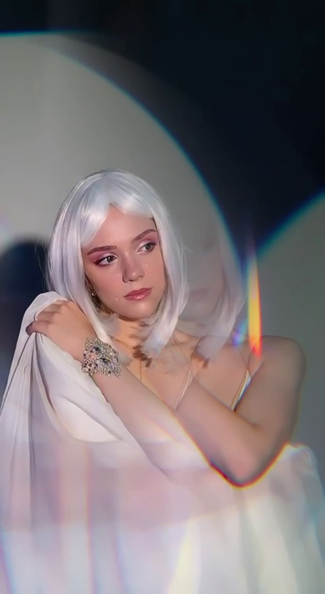 梅娃的白发造型太惊艳了 俄罗斯冰上女皇 梅德韦杰娃 晒出写真拍摄