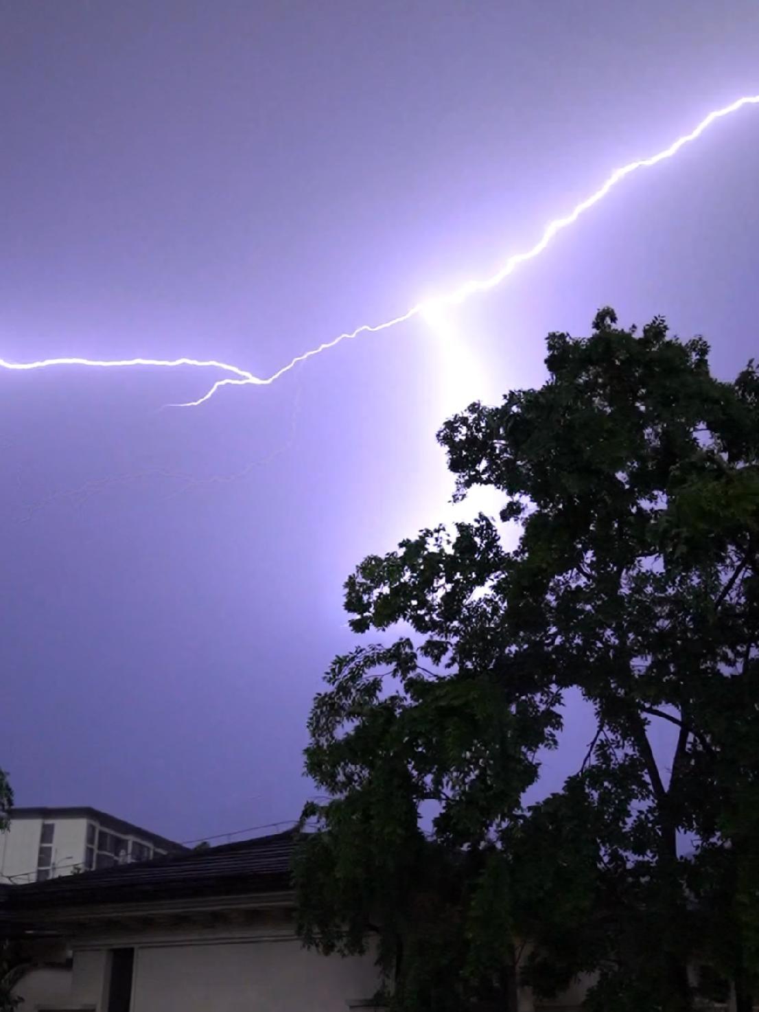 你昨晚被雷打醒没得!狂风暴雨电闪雷鸣 雷电交加 重庆雷雨大风