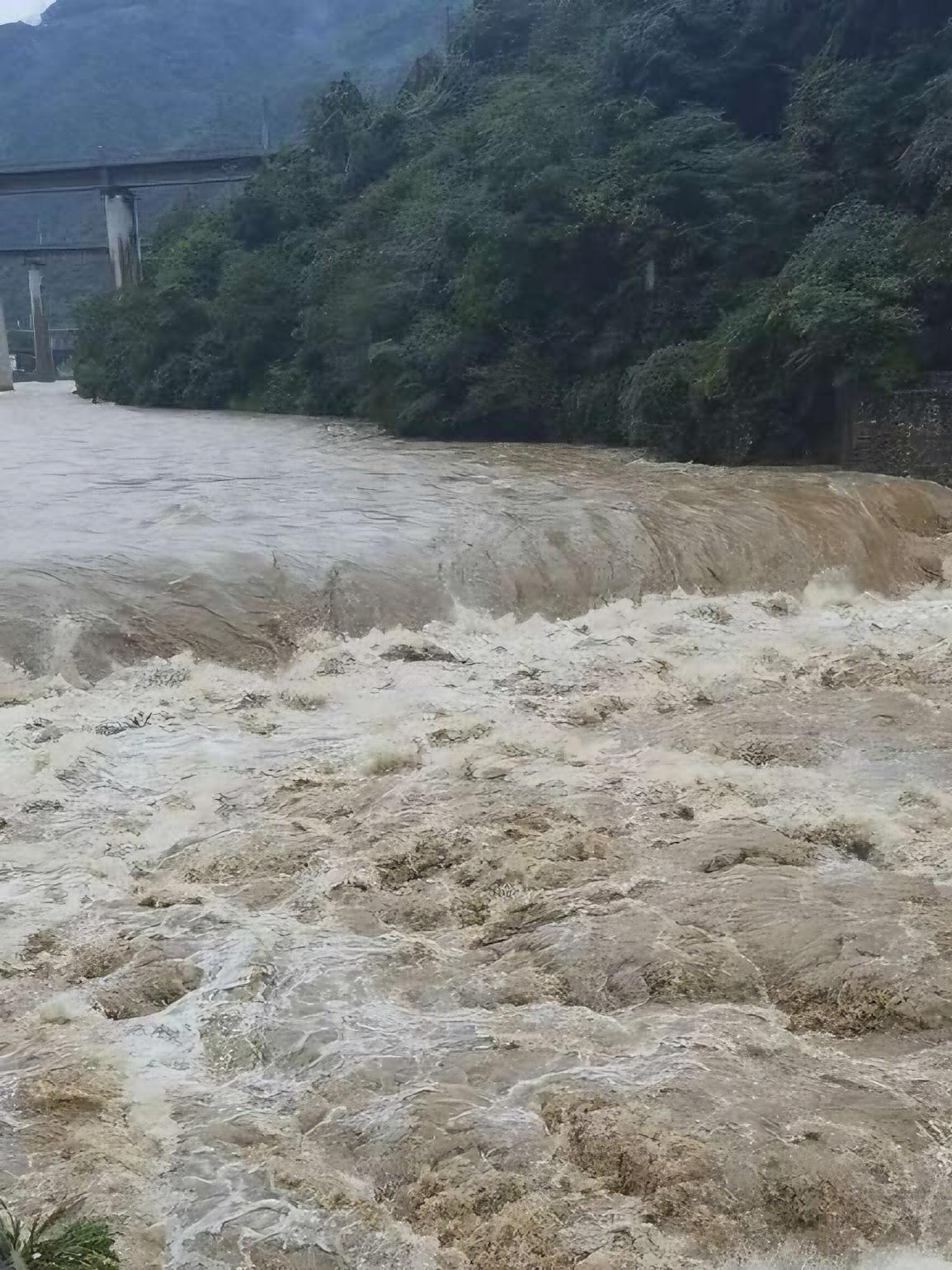 涨水了忽然想到了这首诗:大雨落幽燕,白浪滔天,秦皇岛外打鱼船