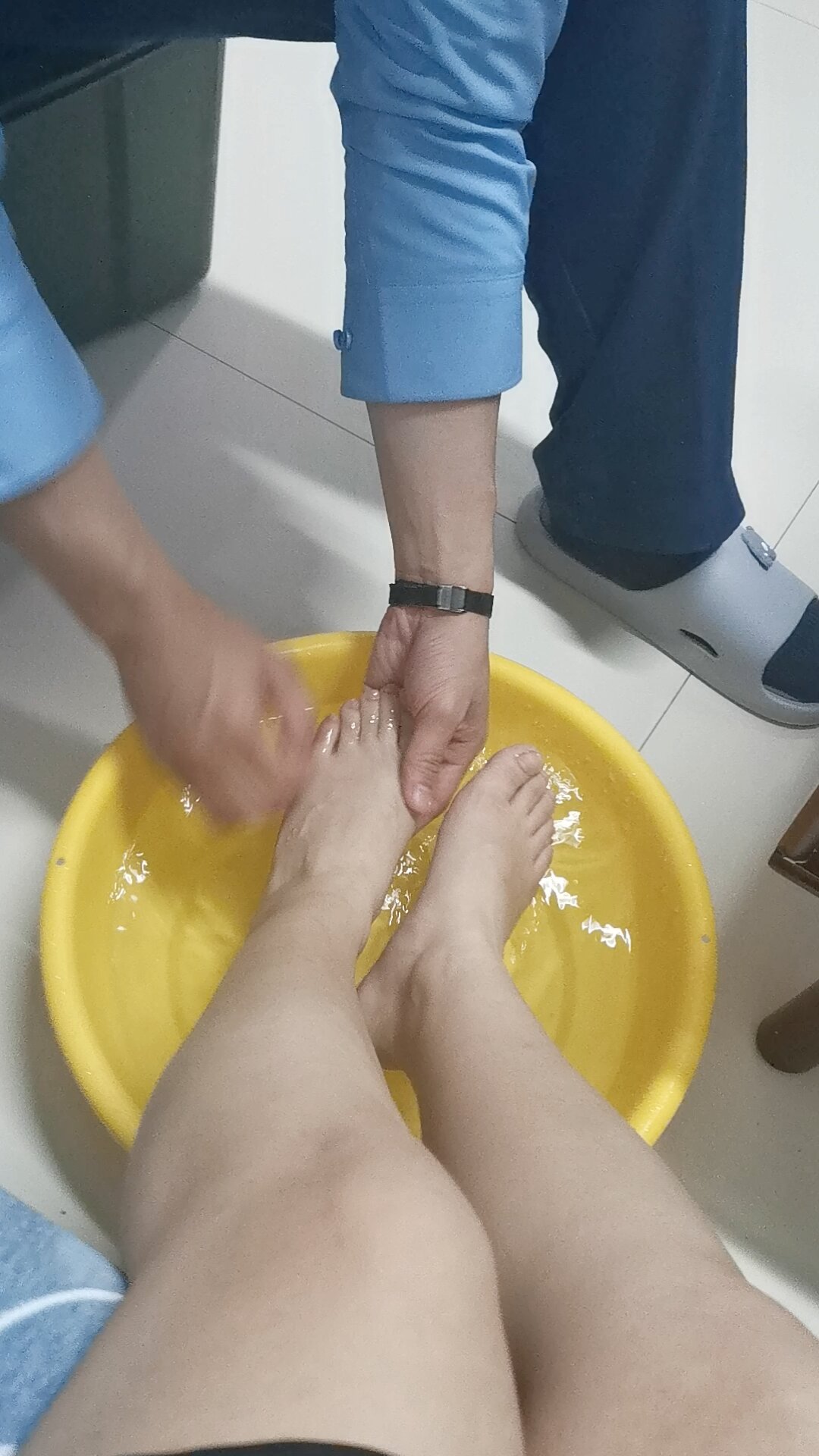给老婆洗脚心情好好
