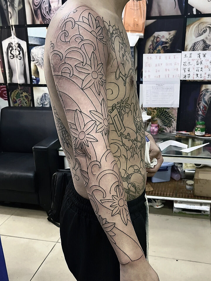 枫叶老传统花臂线条三小时完成,待上色