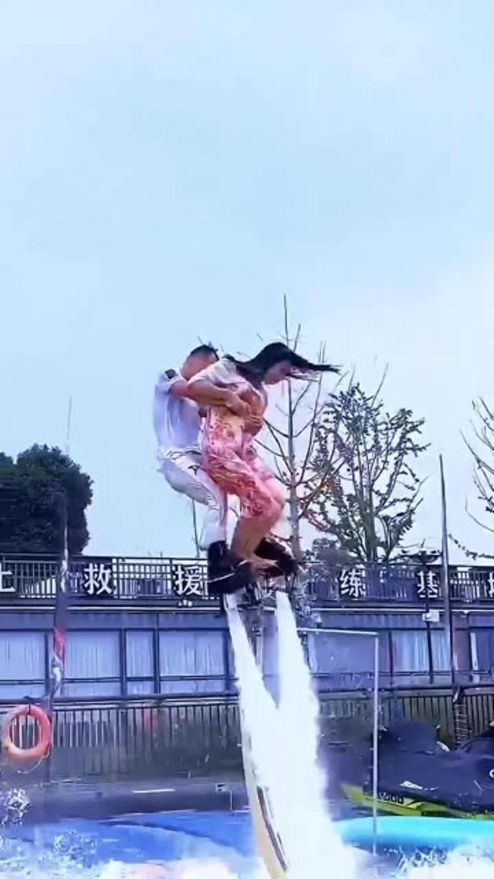 空中飞人水上舞蹈精彩表演,怎么开心怎么来