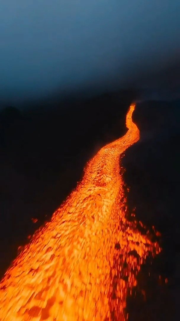 无人机拍摄的熔岩河