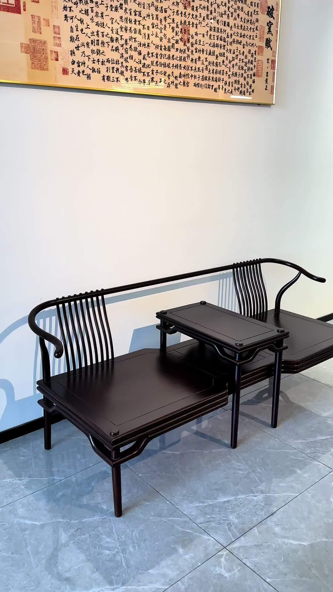 西施靠椅,又称美人靠,优雅曼妙的曲线设计合乎人体轮廓,坐起来十分