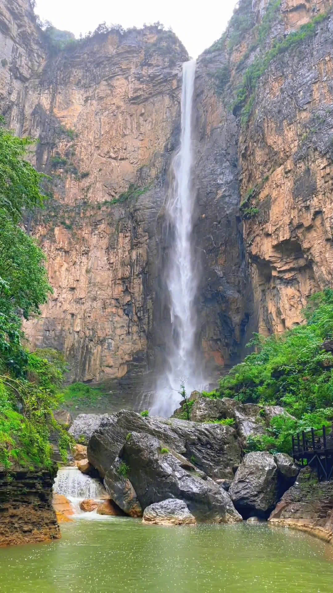 开眼314米的天瀑气势磅礴连续降雨过后河南云台山景区云海频现314米