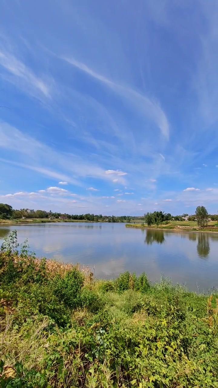感受大自然的气息和美景 坐在河边吹吹风-度小视