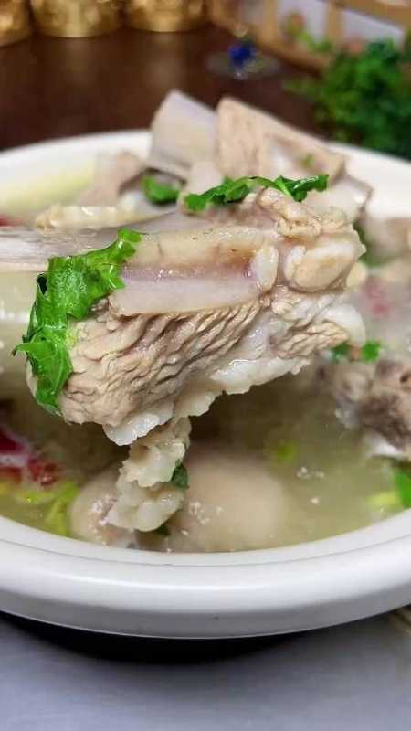 美食怎么做 寒潮来袭,最适合炖一锅这样的清炖羊排了,汤鲜味美,软烂