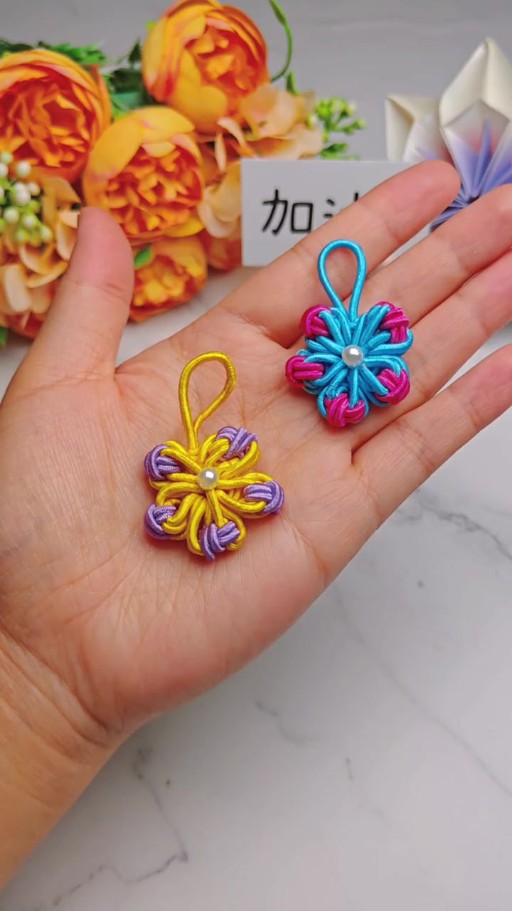 用皮筋也能编出漂亮的小花朵吊坠哦