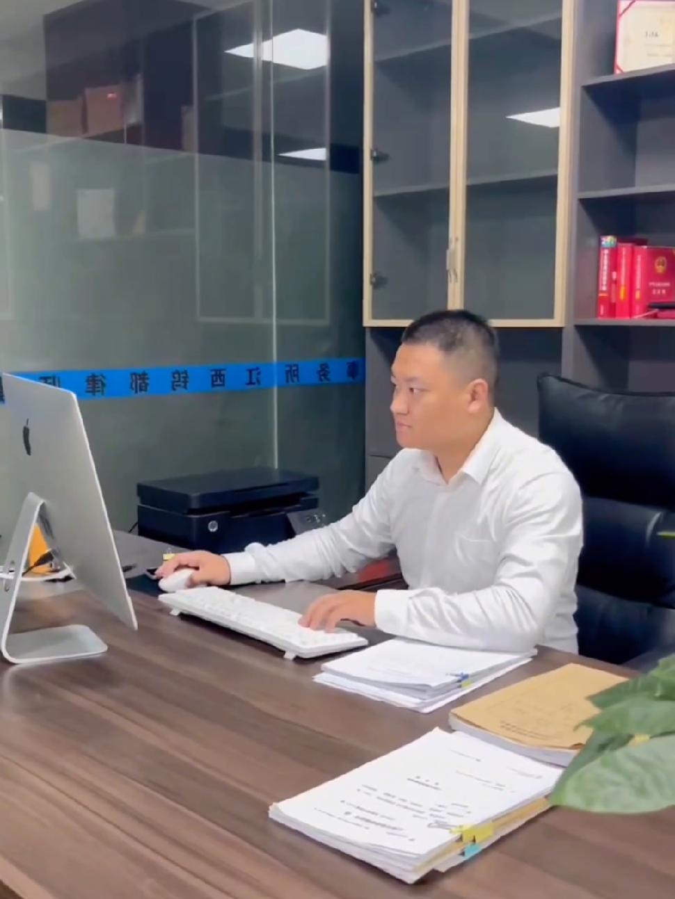 律师的工作日常,白天在外办案,晚上在办公室研究案件,写材料.