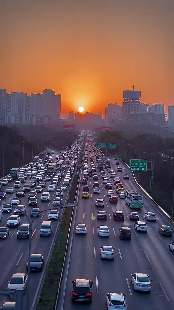 车水马龙才是国泰民安 落日余晖映晚霞一抹夕阳美如画 追一场日落是