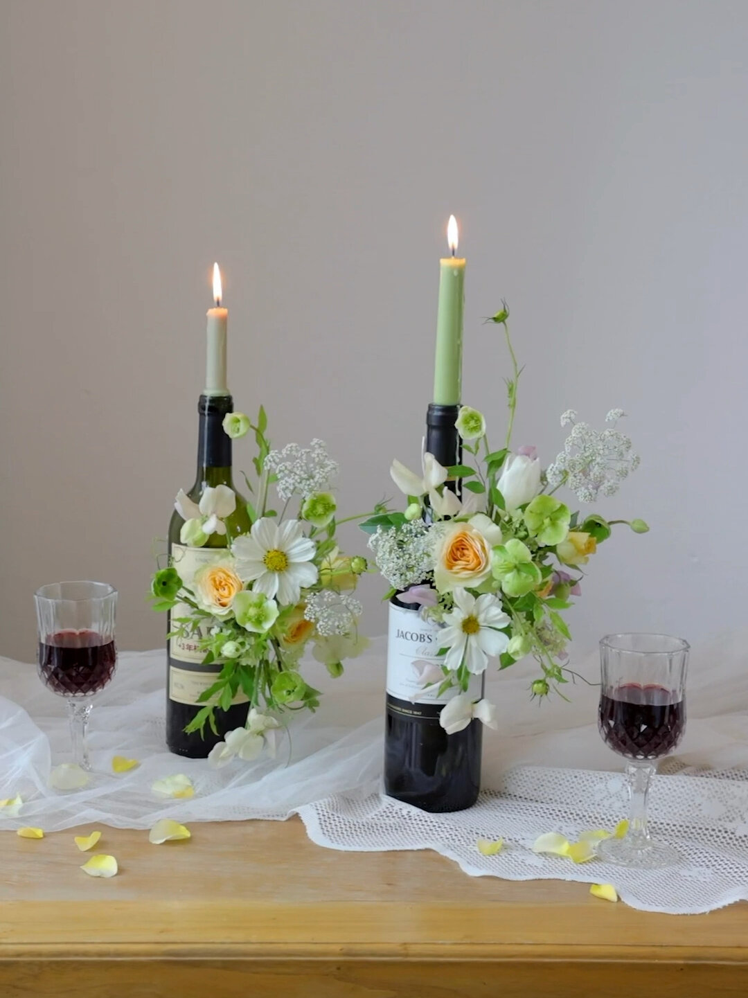 白绿色红酒瓶插花