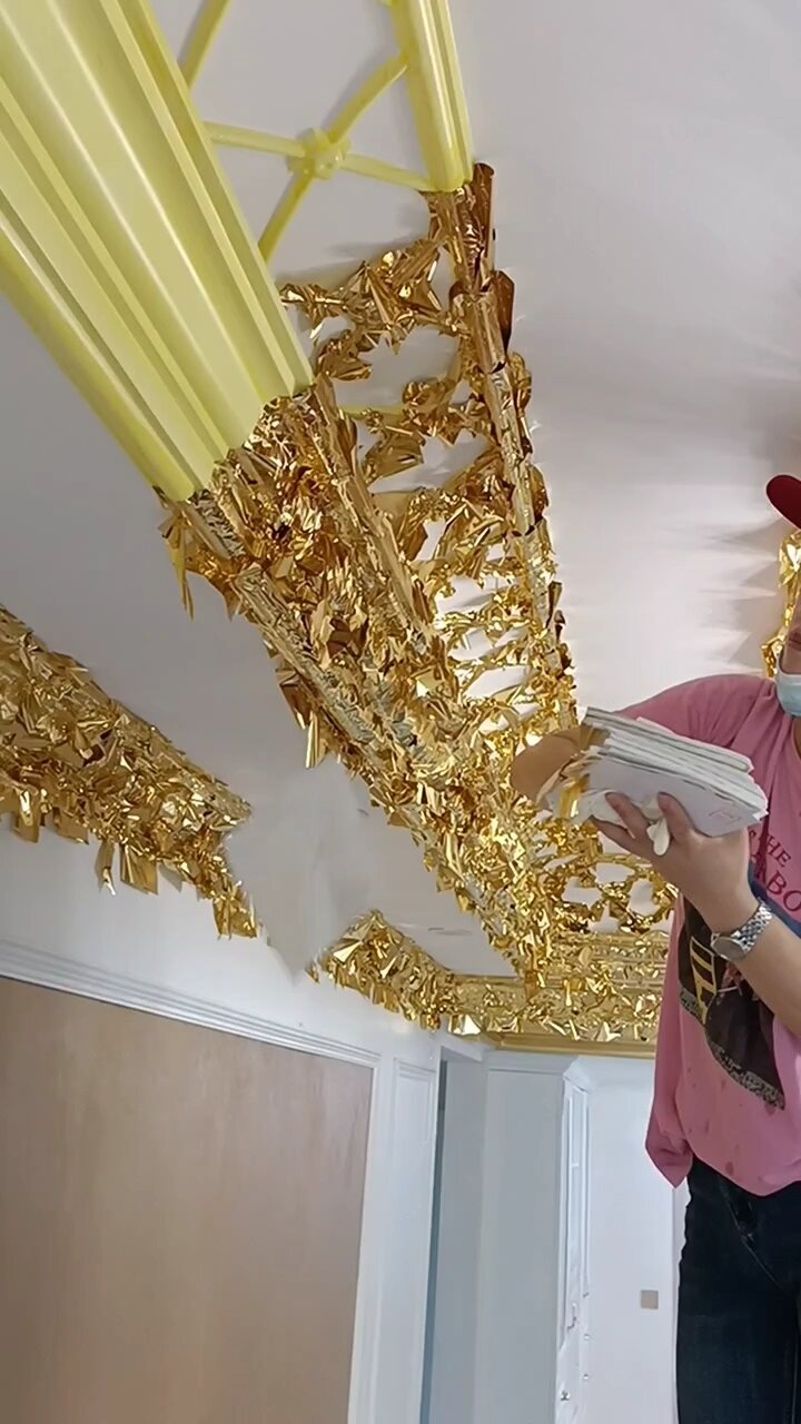 石膏线条贴金箔施工中
