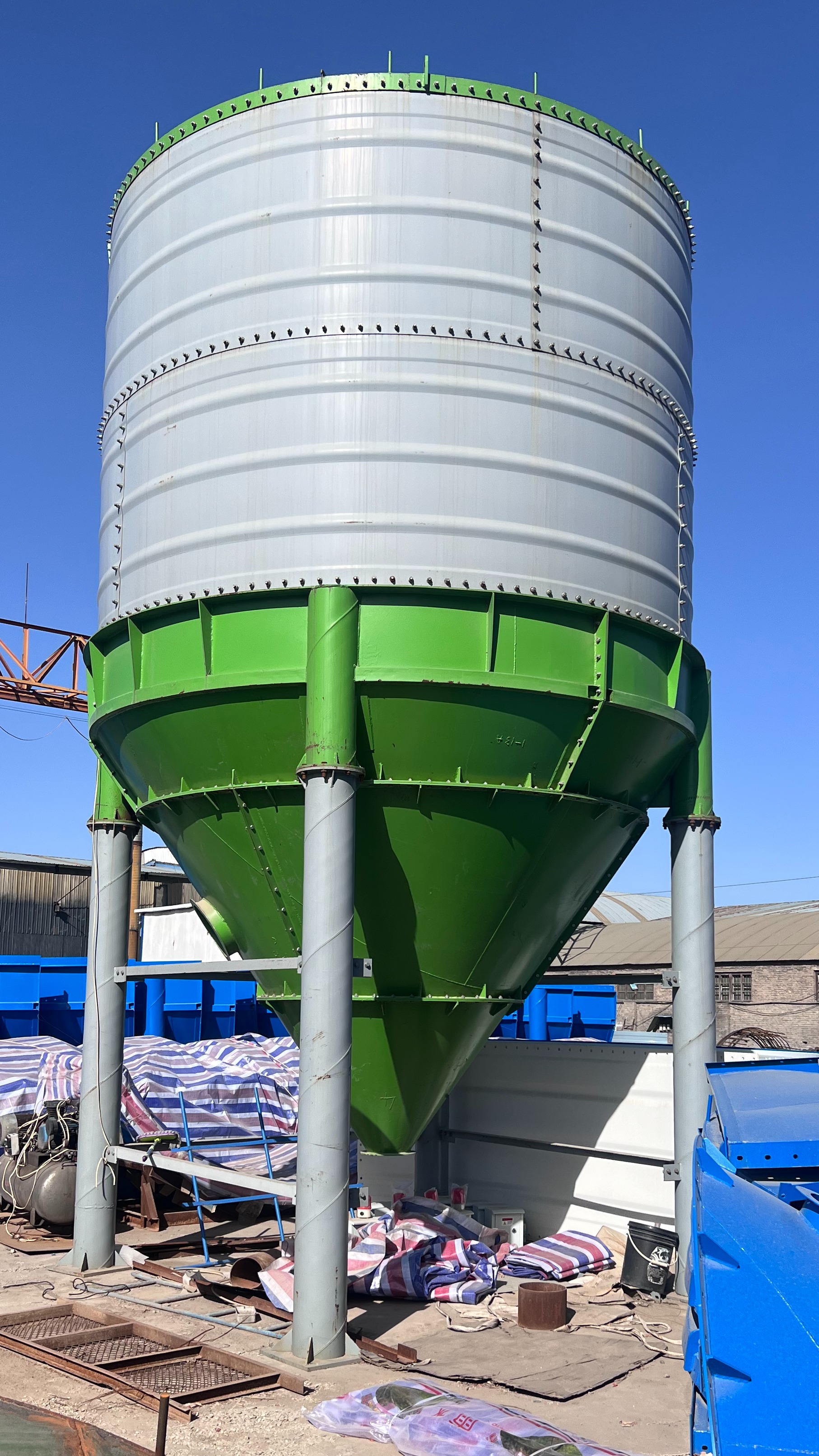 搅拌站水泥罐怎么选?