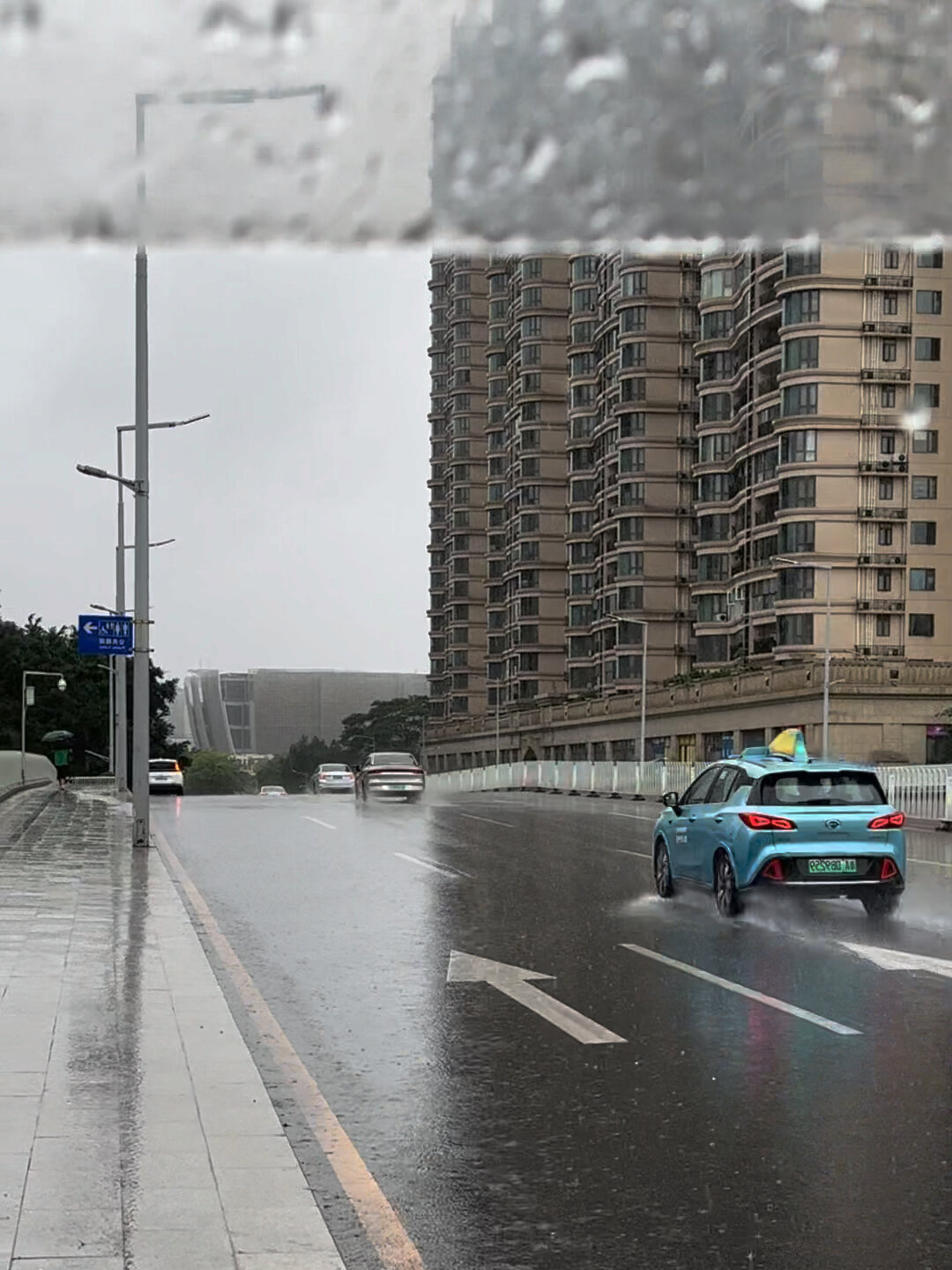 高质量白天雨天车流视频素材