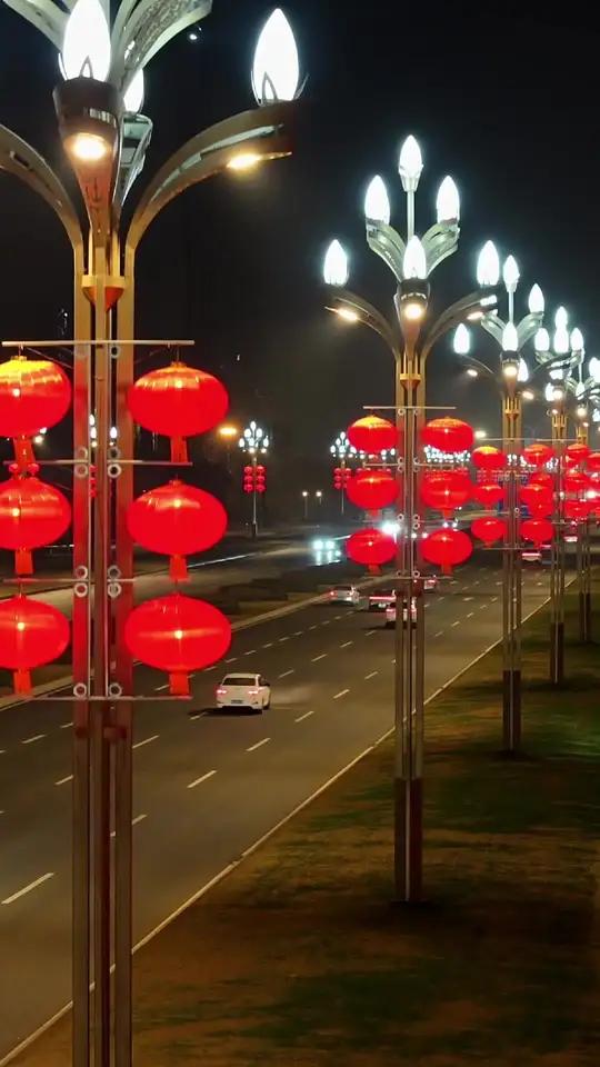 除夕夜即将到来,成都天府大道的氛围感越来越浓,火红的灯笼挂满街头