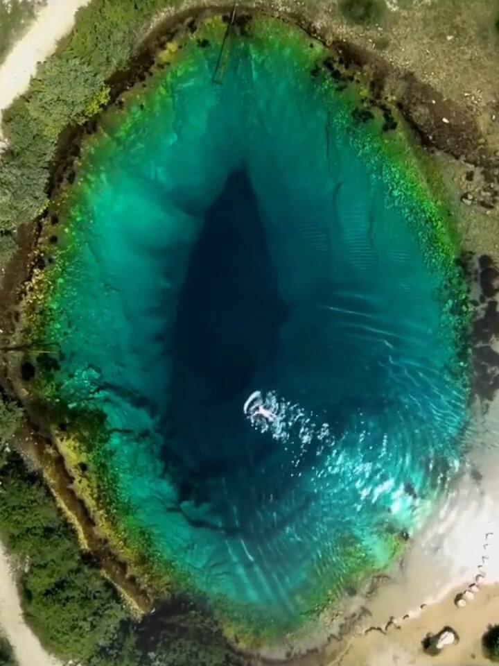 地球之眼长250米左右,宽360米左右,深150米